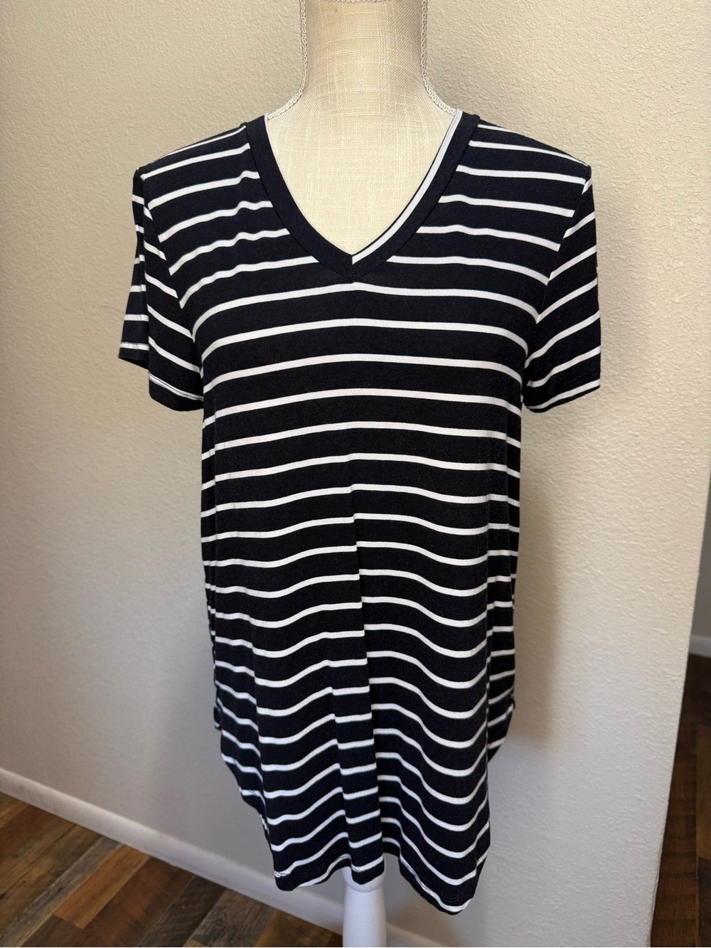 Urban Diction - Women's Black and White Striped V-Neck Tee - Size Large